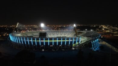Agentes de seguridad inspeccionando el acceso al Estadio Mario Alberto Kempes antes del clásico Belgrano River