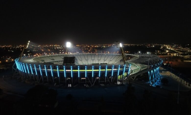 Agentes de seguridad inspeccionando el acceso al Estadio Mario Alberto Kempes antes del clásico Belgrano River