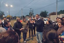 Obreros pavimentando calles en Villa Rivadavia Anexo, Córdoba
