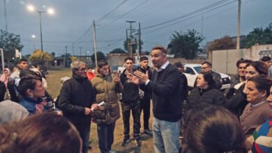 Obreros pavimentando calles en Villa Rivadavia Anexo, Córdoba