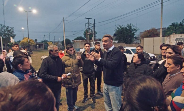 Obreros pavimentando calles en Villa Rivadavia Anexo, Córdoba