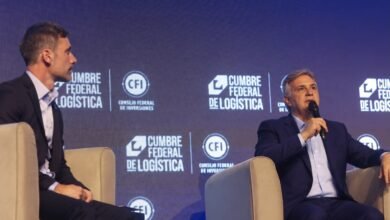 Martín Llaryora hablando en la Cumbre Federal de Logística 2026 en el Centro de Convenciones de Buenos Aires
