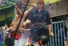 Mujeres asadoras preparando asado en el Mercado Norte de Córdoba