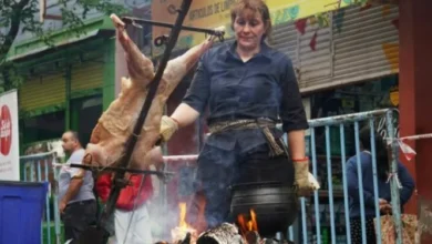 Mujeres asadoras preparando asado en el Mercado Norte de Córdoba