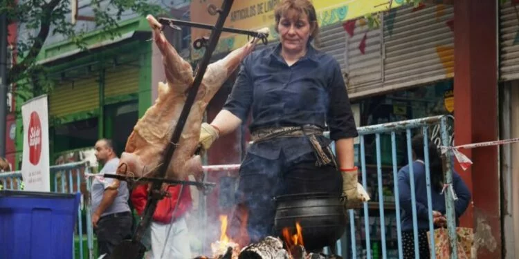 Mujeres asadoras preparando asado en el Mercado Norte de Córdoba