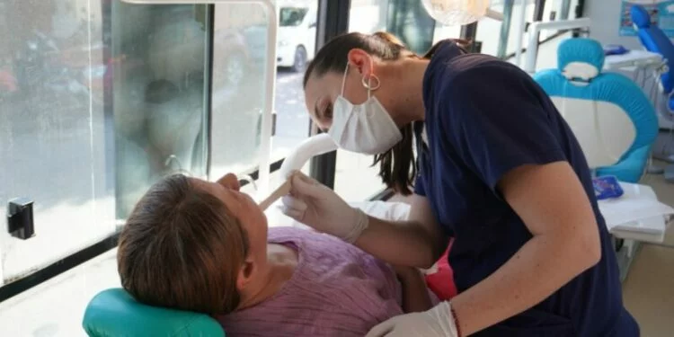 Equipo odontológico realizando controles gratuitos en el CPC Rancagua durante la campaña de salud bucal 2026