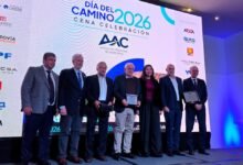 Vista del altonivel Valle Escondido con su viaducto curvo y pasarela peatonal en Córdoba