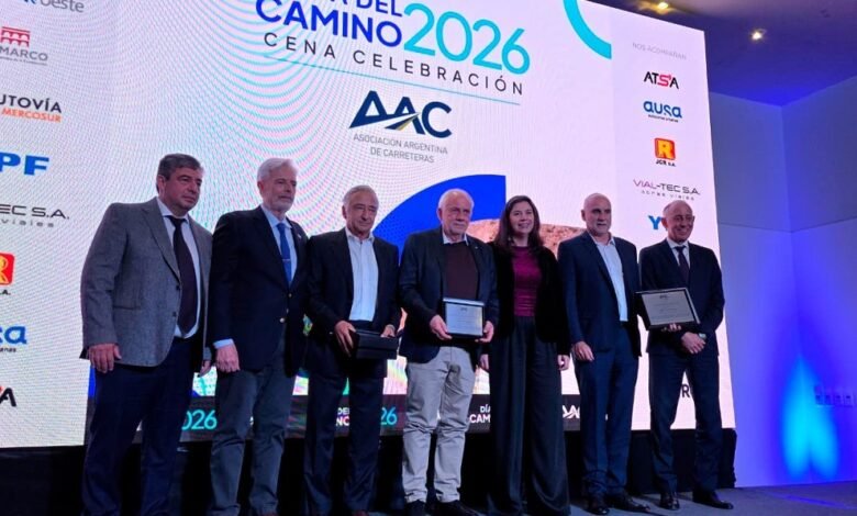 Vista del altonivel Valle Escondido con su viaducto curvo y pasarela peatonal en Córdoba