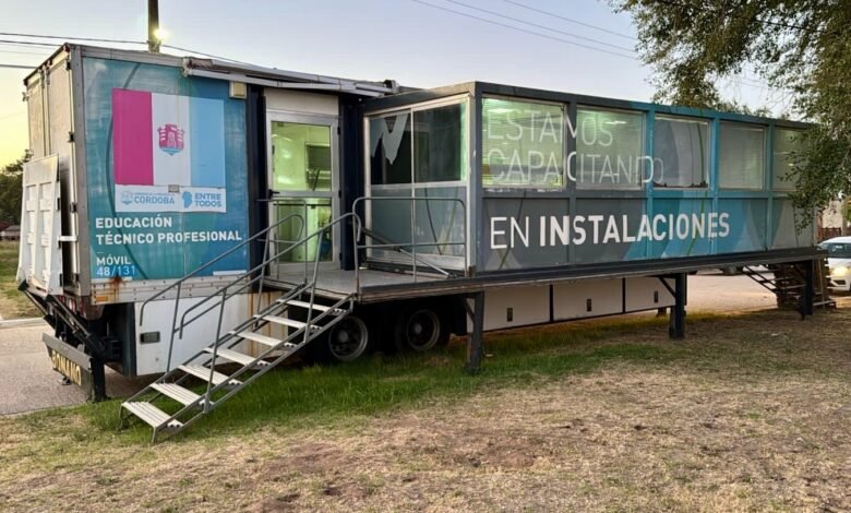 Estudiantes en la Aula Taller Móvil en el interior de Córdoba