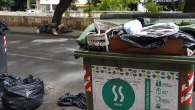 Camiones de la municipalidad de Córdoba recogiendo basura en el centro de la ciudad