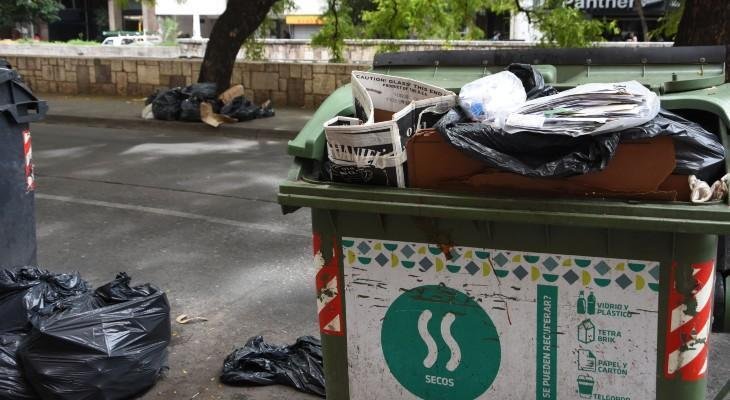 Camiones de la municipalidad de Córdoba recogiendo basura en el centro de la ciudad