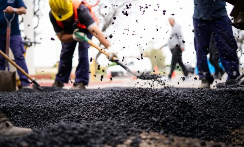 Obra de bacheo con asfalto en frío en la ciudad de Córdoba
