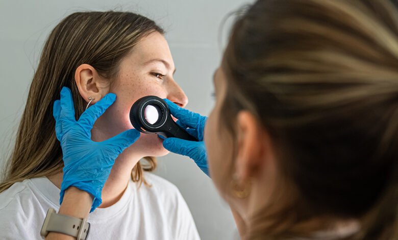 Personal del Hospital San Roque realizando revisiones dermatológicas gratuitas