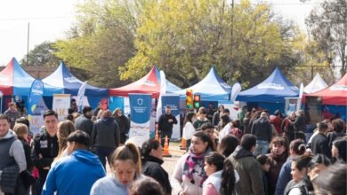 Plaza San Martín con stands de Córdoba Cerca Tuyo y actividades de salud durante Córdoba Rosa
