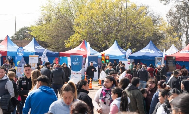 Plaza San Martín con stands de Córdoba Cerca Tuyo y actividades de salud durante Córdoba Rosa