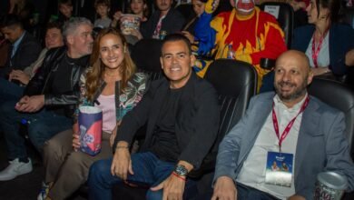 Reparto de la película CordobeCes frente a un mural de arte urbano en Córdoba