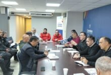 Policía y seguridad privada revisando accesos al Estadio Mario Alberto Kempes antes del partido