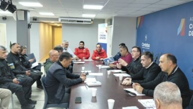 Policía y seguridad privada revisando accesos al Estadio Mario Alberto Kempes antes del partido