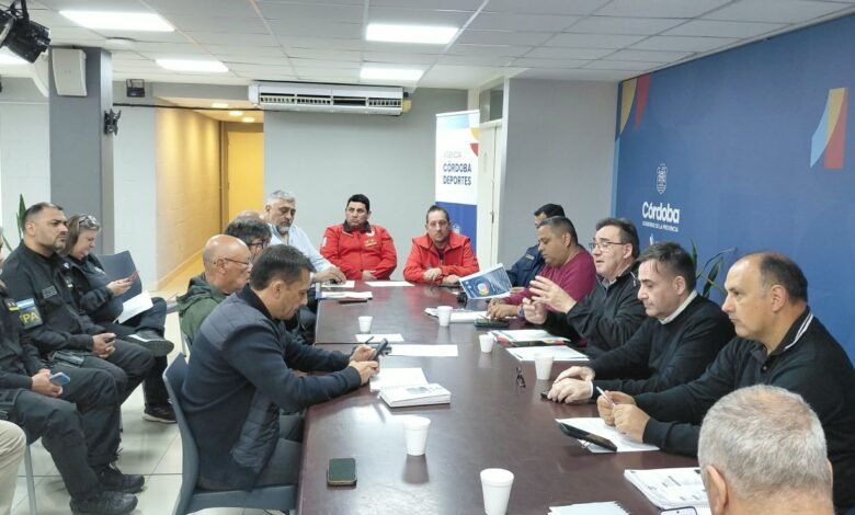 Policía y seguridad privada revisando accesos al Estadio Mario Alberto Kempes antes del partido