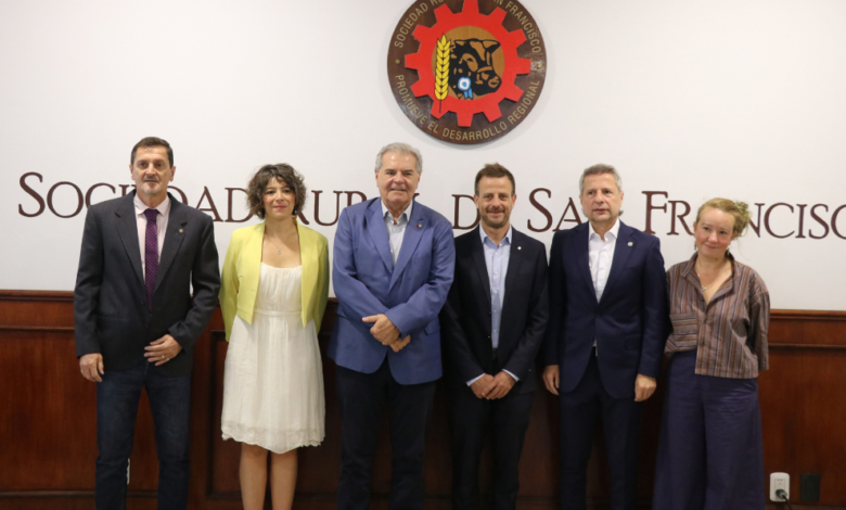 Escena de la inauguración de San Francisco Expone 2026 con el ministro Sergio Busso y expositores cordobeses