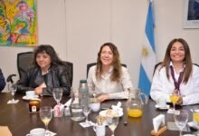 Emprendedores cordobeses recibiendo financiamiento en la mesa de diálogo de Córdoba Emprendedora