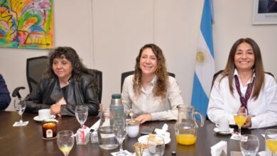 Emprendedores cordobeses recibiendo financiamiento en la mesa de diálogo de Córdoba Emprendedora