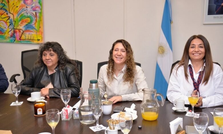 Emprendedores cordobeses recibiendo financiamiento en la mesa de diálogo de Córdoba Emprendedora