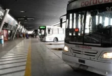 Colectivo interurbano detenido en la Terminal de Córdoba durante asamblea de AOITA