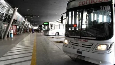 Colectivo interurbano detenido en la Terminal de Córdoba durante asamblea de AOITA