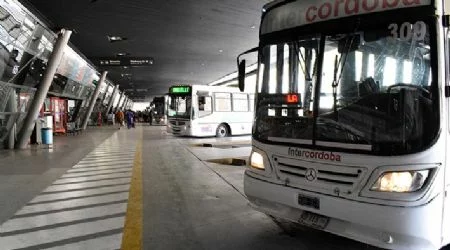 Colectivo interurbano detenido en la Terminal de Córdoba durante asamblea de AOITA