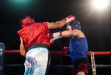 Combate de boxeo profesional en el Club 9 de Julio de Morteros con público entusiasta