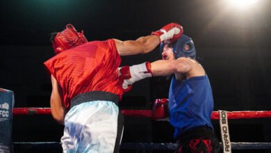 Combate de boxeo profesional en el Club 9 de Julio de Morteros con público entusiasta