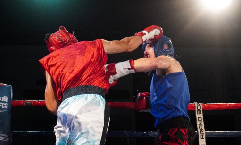 Combate de boxeo profesional en el Club 9 de Julio de Morteros con público entusiasta