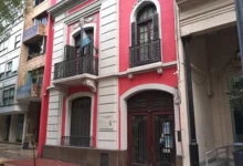 Manifestación de obreros de la construcción frente a la sede de la Caja de Previsión Social en Córdoba