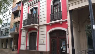 Manifestación de obreros de la construcción frente a la sede de la Caja de Previsión Social en Córdoba