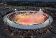 Estadio Mario Alberto Kempes iluminado para el partido entre Talleres e Independiente