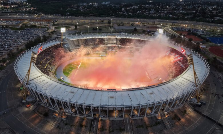 Estadio Mario Alberto Kempes iluminado para el partido entre Talleres e Independiente