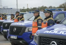 Oficial de la Policía Caminera de Córdoba mostrando una señal de multa en una carretera