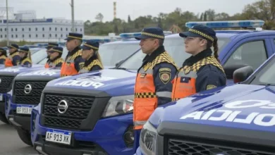 Oficial de la Policía Caminera de Córdoba mostrando una señal de multa en una carretera