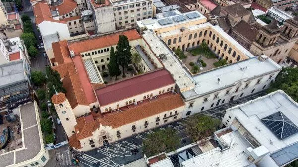 Fachada histórica del Colegio Nacional de Monserrat en Córdoba, sede del proceso de inscripción 2027