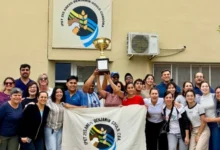 Estudiantes de la escuela agrotécnica IPET N.º 255 recibiendo la medalla de campeón en la Ovinpiada en Icaño, Catamarca