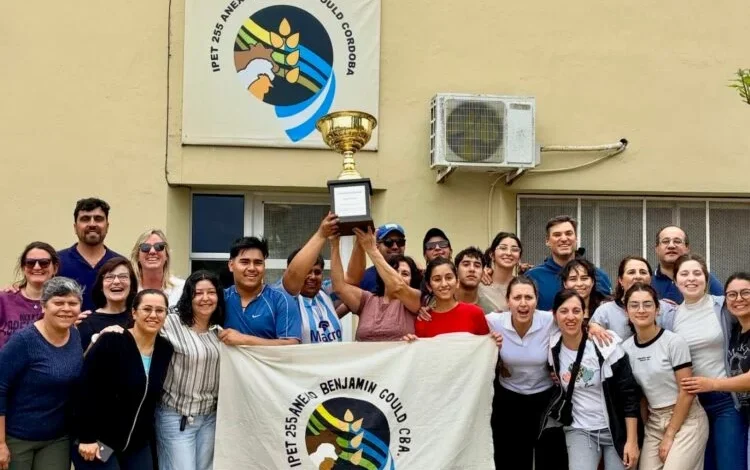 Estudiantes de la escuela agrotécnica IPET N.º 255 recibiendo la medalla de campeón en la Ovinpiada en Icaño, Catamarca