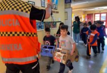 Estudiantes del Colegio Javier Villafañe participando en simulacro de control vial con vehículos reciclados