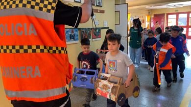 Estudiantes del Colegio Javier Villafañe participando en simulacro de control vial con vehículos reciclados