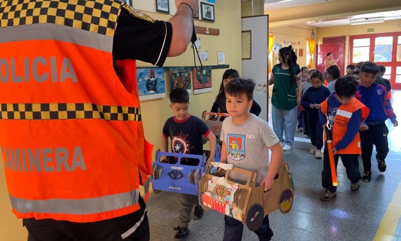 Estudiantes del Colegio Javier Villafañe participando en simulacro de control vial con vehículos reciclados