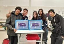Estudiantes de distintas escuelas de Córdoba reciben kits de robótica del Gobierno provincial