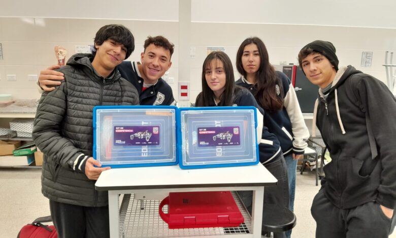 Estudiantes de distintas escuelas de Córdoba reciben kits de robótica del Gobierno provincial