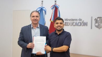 Alumnos de la escuela 9 de Julio practicando danzas tradicionales en Portezuelo