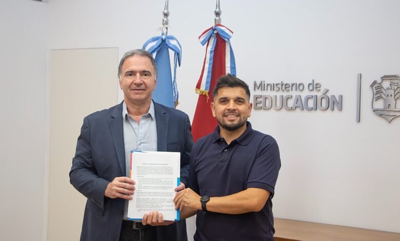 Alumnos de la escuela 9 de Julio practicando danzas tradicionales en Portezuelo
