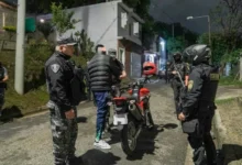 Policía cordobés deteniendo motociclistas durante un operativo nocturno en la avenida Bulnes